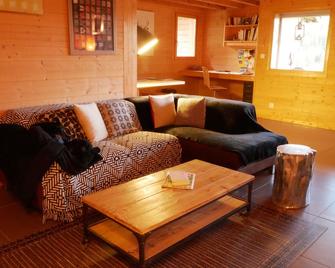 Modern chalet with lots of character, comfortable and warm atmosphere - La Pesse - Sala de estar