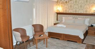 Hotel Begolli - Priştine - Yatak Odası