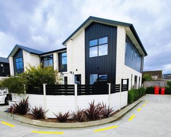 Modern and New 3 Beds fancy home - Upper Hutt - Budova