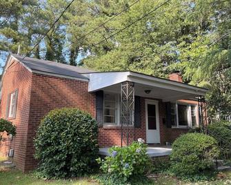 Palm Cottage - Centrally Located Brick Home on Quiet Street - Goldsboro - Building