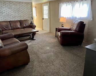 Grizzly Den ~ Less than 15 minutes to Glacier National Park! - Hungry Horse - Living room