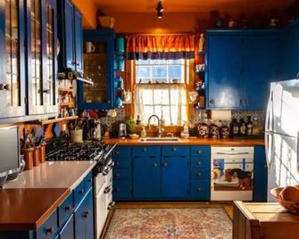 The Shenandoah Basset Dacha - Strasburg - Kitchen