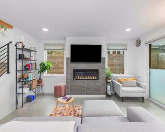 Ember & Glow Loft Retreat - Seattle - Living room