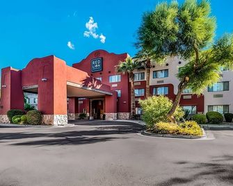 Affordability Meets Comfort at Red Lion Inn Goodyear Phoenix! Free Parking - Goodyear - Budova