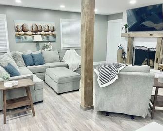 Rustic Chic in Charming Center Grove w Fenced Yard - Greenwood - Huiskamer