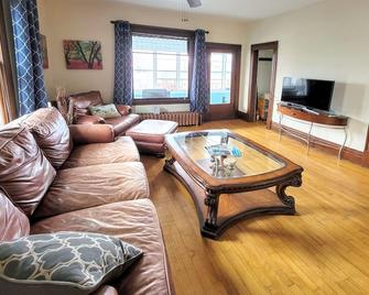 Trendy Uptown Apartment, steps away from many culinary and entertainment options - Minneapolis - Living room