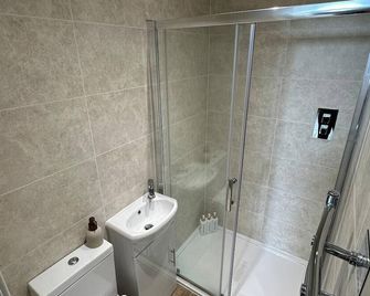 Prestwick Kingb Petsok Freep Wifi Tv - Prestwick - Bathroom