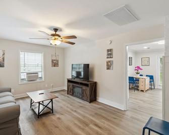 Elm Two Bedroom House in Historic Loveland - Loveland - Living room