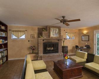 Lakehouse Bed and Breakfast - Canyon Lake - Living room