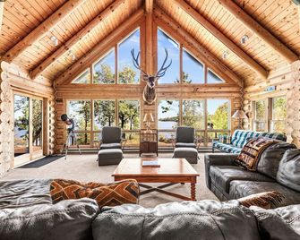 Stunning log home on beautiful lake Kabetogama - Ray - Living room