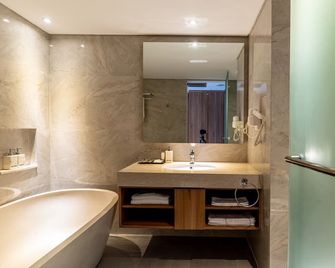 The Capital Hotel and Resort Seminyak - Kuta - Bathroom