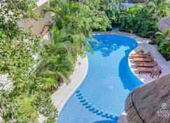 Condo Complex with an Alluring Pool & Tropical Vibes by Stella Rentals - Tulum - Pileta