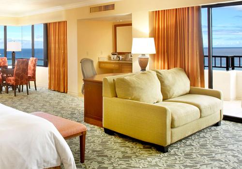 Hilton Hawaiian Village Waikiki Beach Resort from $192. Honolulu Hotel  Deals & Reviews - KAYAK