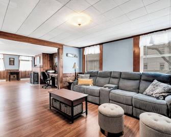 The Mattapoisett Escape, Steps to Beach & Town - Mattapoisett - Living room