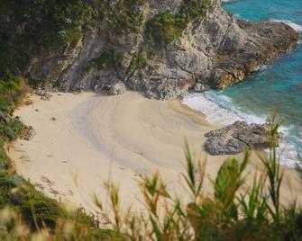Le case della scogliera - Capo Vaticano - Пляж