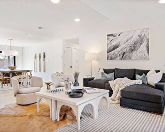 A beautiful and functional central Texas hideaway with large outdoor deck - Blanco - Living room