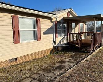 Lake view double wide home meeting a longer short term rental need in the area. - Taylorsville - Building