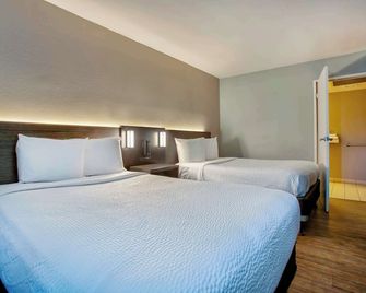 Motel 6-Kingman, Az - Route 66 East - קינגמן - חדר שינה