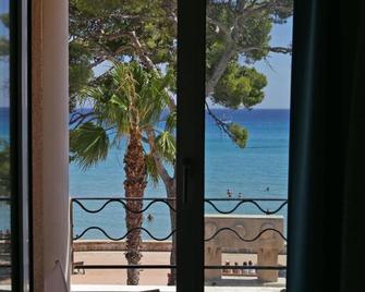 Hotel Restaurant Miramar L'orchidee - La Ciotat - Balcony