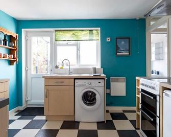 Pass the Keys Cosy Cottage with Fireplace - Bridgwater - Kitchen