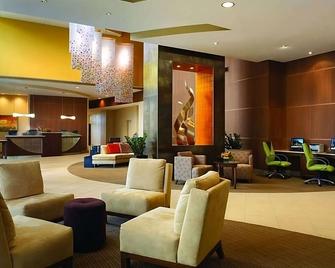 Serene Getaway in West Wauwatosa! Pool, Free Parking, Pet-friendly Property! - Wauwatosa - Lobby