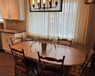 Cozy 2-bedroom house in charming Lewistown with WiFi - Lewistown - Comedor