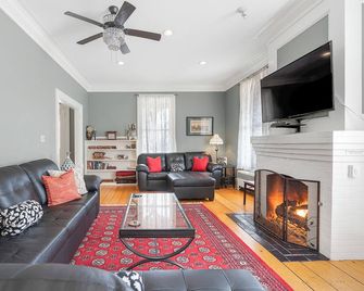 Thaddeus Twitchell House - In-Ground pool, Hot tub, Skiing, Golf, Hiking & More! - Bethel - Huiskamer