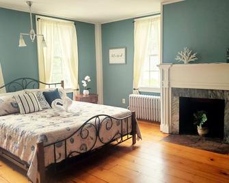 Spacious Farmhouse near beaches, bike path and URI - Kingston - Bedroom