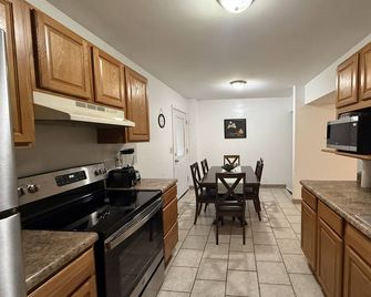 Charming 3br / 2ba Apartment In Macomb, Il - Macomb - Keuken