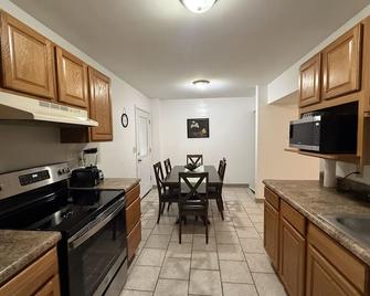 Charming 3br / 2ba Apartment In Macomb, Il - Macomb - Kitchen