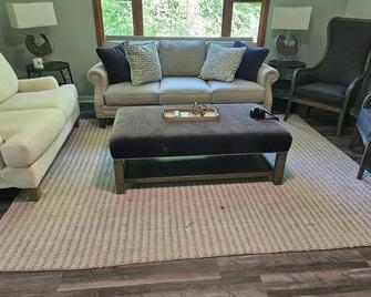 Private retreat only minutes from Sandstone Falls, Bluestone Lake and Park! - Hinton - Sala de estar