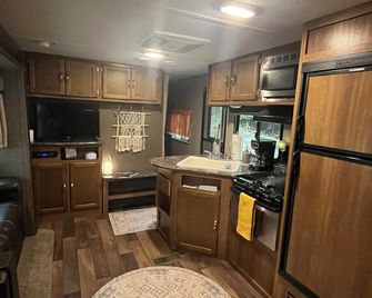 Creekside Hideaway, Cozy 2-Bedroom Rv, Morgantown, Wifi, Firepit, Hammock,grill - Morgantown - Kitchen