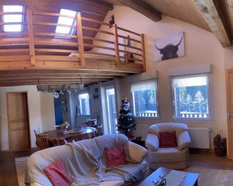 cottage in the heart of the countryside with pool access - Gerbépal - Sala de estar