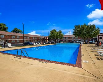 Quality Inn and Suites Millville - Millville - Piscina