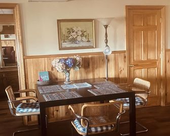 A Spectacular 50 Mile View Of The Hudson Valley Contactless Entry - ساوجرتيس - غرفة طعام