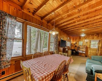 Dog-friendly cabin with lakefront location, 20' dock, smart TV - Chestertown - Їдальня