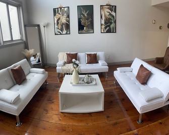 Lrg 3 Bd Dtown Loft Tailored To Events Sleeps 15 - Detroit - Wohnzimmer