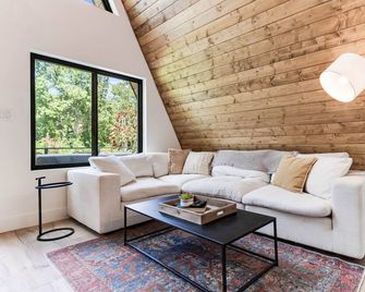 Modern A-Frame Cabin by Rip Van Winkle with Hot Tub - New Iberia - Wohnzimmer