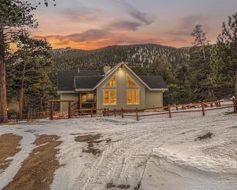 Pines & Peaks Cabin | 10 min to RMNP | Hot tub - Allenspark - Budynek
