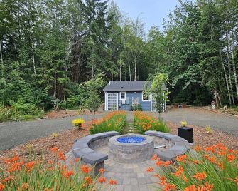 Alder Falls - Modern Woodland Retreat with Lake Access, AC, Fireplace, Patio, Sleeps 4 - Shelton - Outdoor view