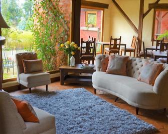 Ilatoa Lodge - Tumbaco - Living room