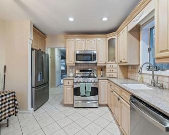 Spacious 6BR Retreat w/ Ballroom, Fire Pit & Huge Yard! - Stony Point - Kitchen