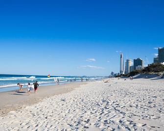 Main Beach Tourist Park - Main Beach - Beach