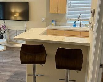 2bedroom & 1bath home near Universal Studio & Hollywood - Van Nuys - Kitchen