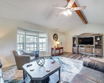 2 Mi to Lake Monticello: Home w/ Large Decks! - Mount Pleasant