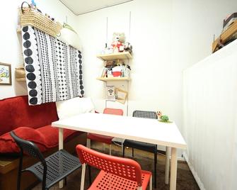 Kobe Net Cafe & Rental Space Nayuta - Hostel - Kobe - Dining room