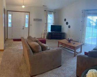 Comfort on the Court 3 Bed / 2 Bath Sleeps 6 - Middletown - Living room