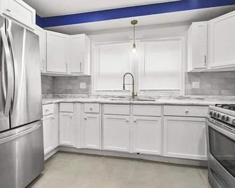 Luxury 2bd 1 bath home. 10 minutes from Downtown Midtown Detroit. - Detroit - Cocina