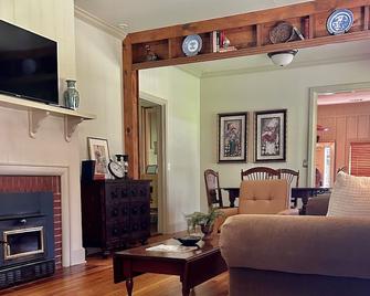 \'Guesthouse\' Cozy private home with a custom golf putting green! - Opelika - Living room