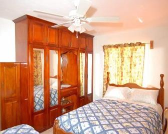J&G's Tropical Apartments - Crown Point - Bedroom